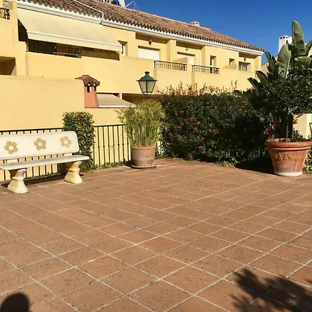 With One Bedroom In Estepona, With Pool Access And Furnished アパート