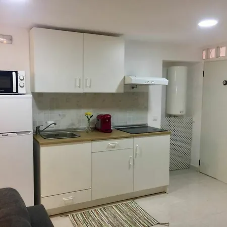 With One Bedroom In Estepona, With Pool Access And Furnished アパート *